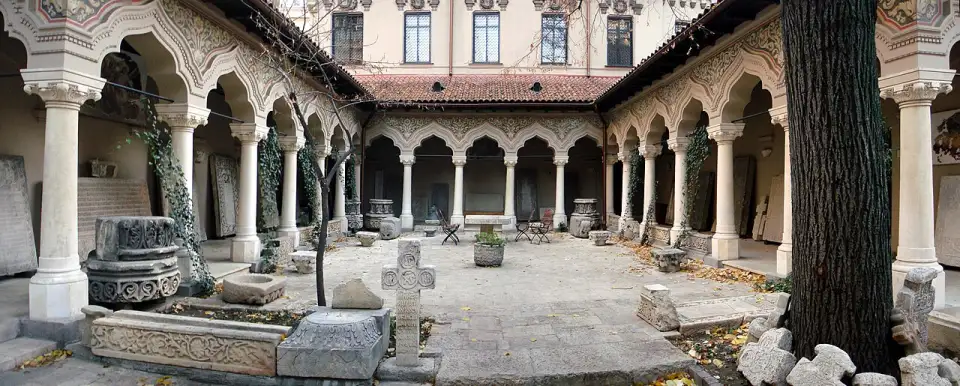 Cortile porticato di Stavropoleos con lapidi e croci di pietra