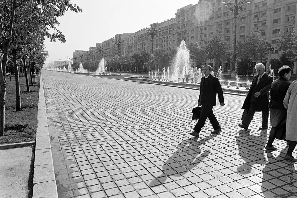 Photo en noir et blanc du boulevard Victoire du Socialisme en 1989