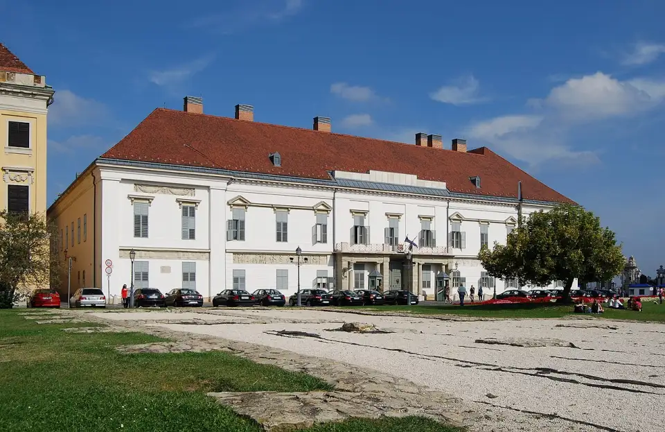 Fachada branca do Palácio Sándor na praça de São Jorge