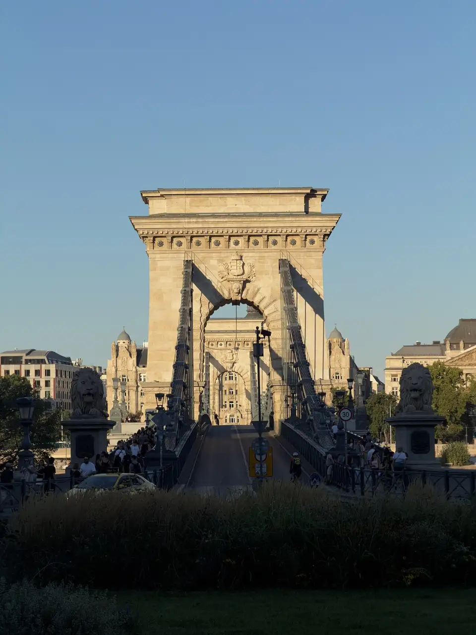 Pilier du pont des Chaînes et ses deux lions de pierre, vu de la place Clark Ádám