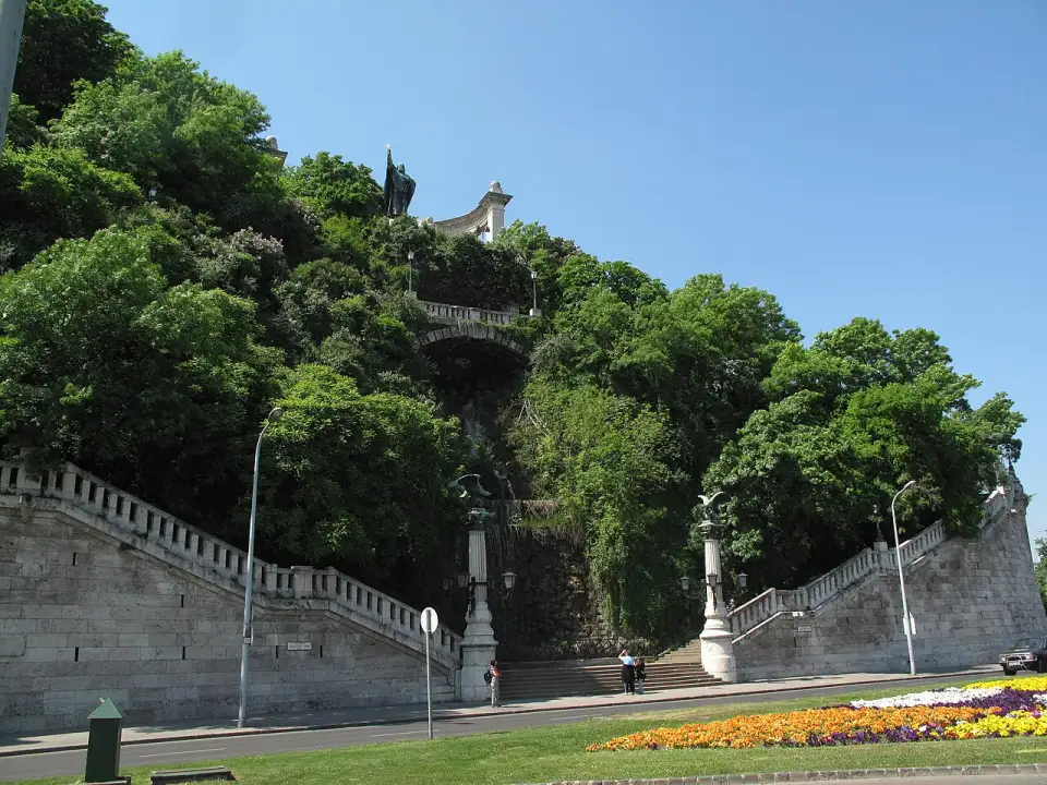 Escalinata, cascada y estatua de San Gerardo en el monte Gellért