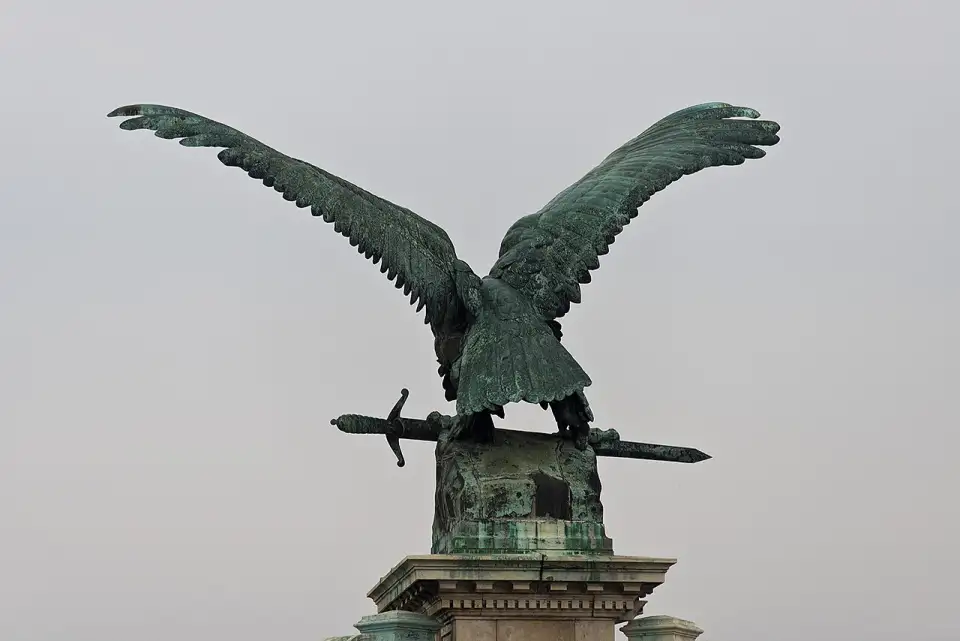 Estátua de bronze do turul de asas abertas no Castelo de Buda