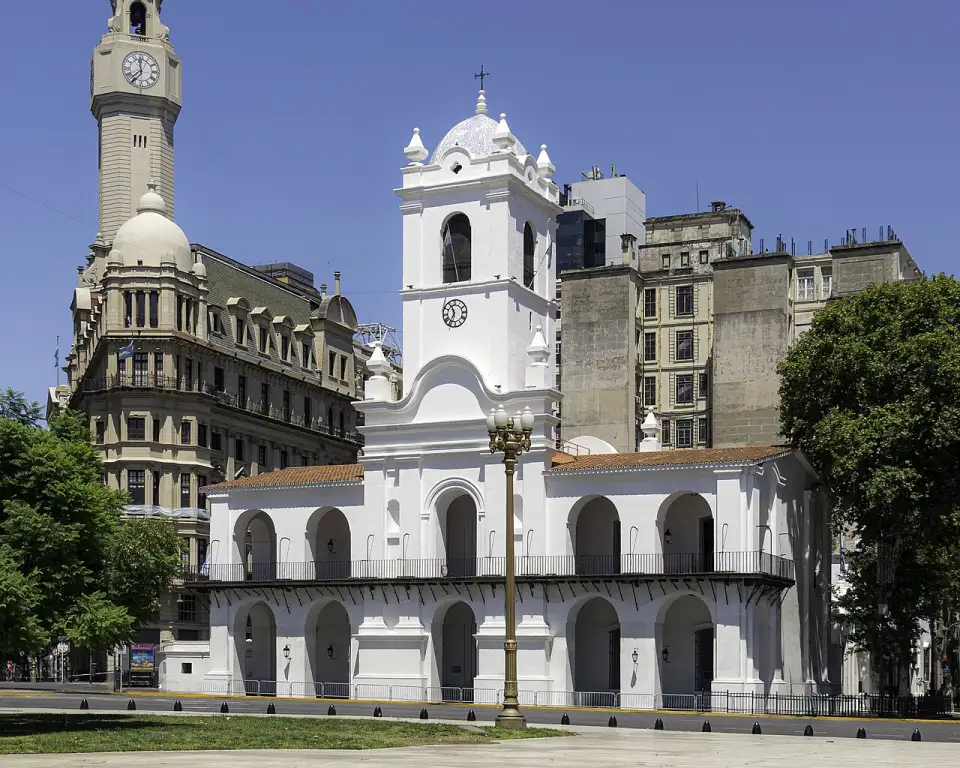 Le Cabildo de Buenos Aires, blanc, avec ses arcades et sa tour de l'horloge