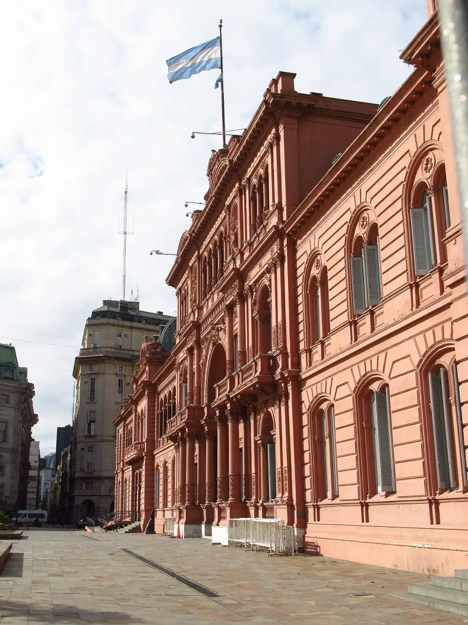 Façade rose de la Casa Rosada avec le drapeau argentin