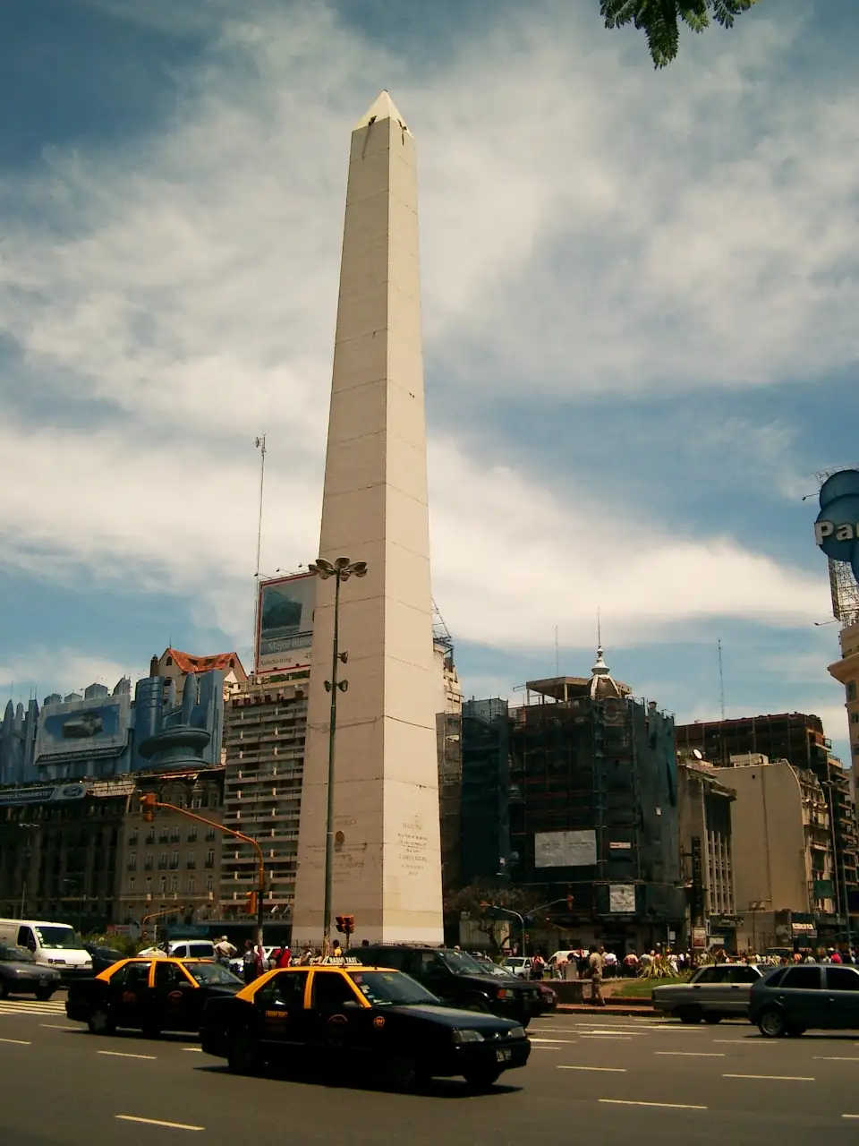 L'Obélisque de Buenos Aires et des taxis sur l'avenue 9 de Julio