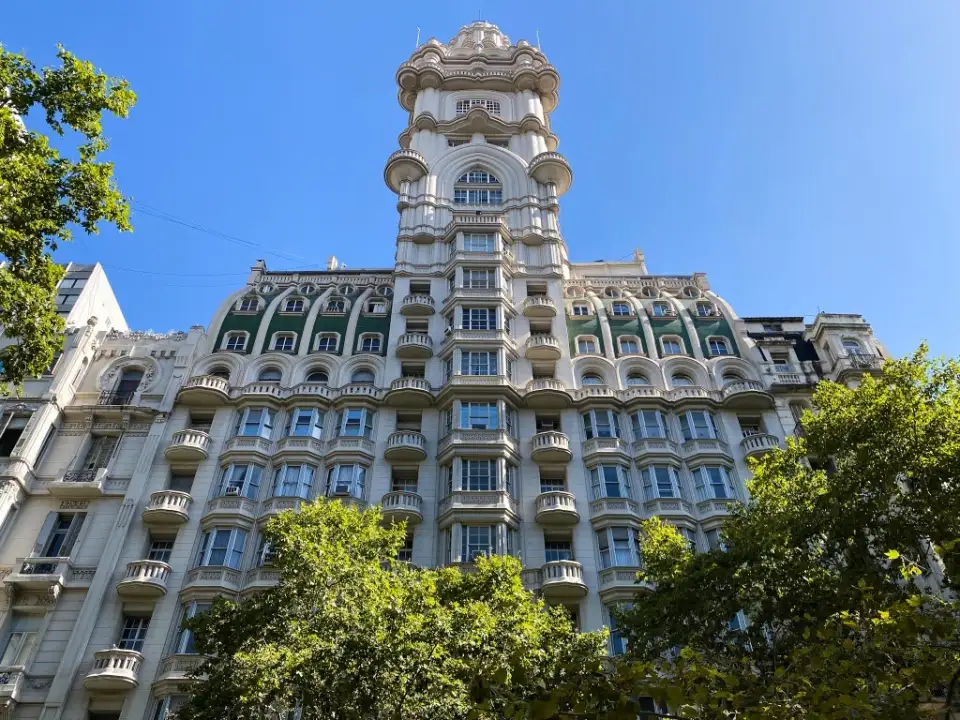 O Palacio Barolo com sua torre e seu farol sobre a Avenida de Mayo