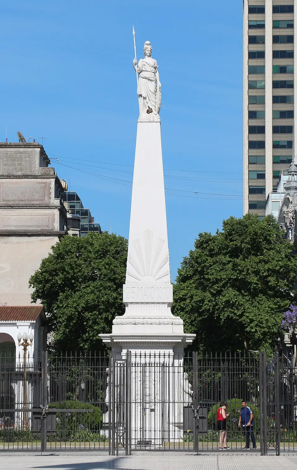 Pirámide de Mayo blanca coronada por la estatua de la Libertad