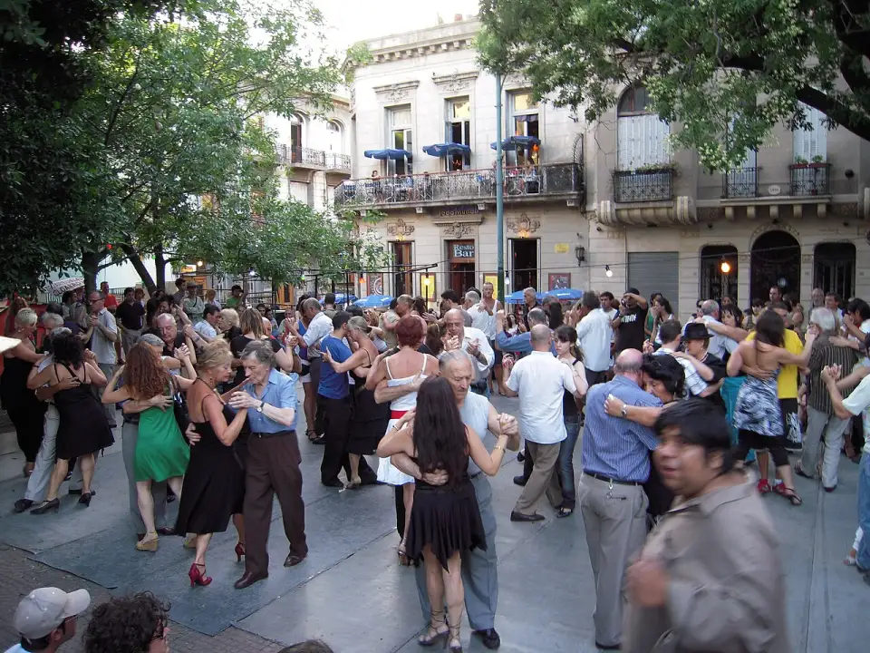 Parejas bailando tango en la Plaza Dorrego de San Telmo