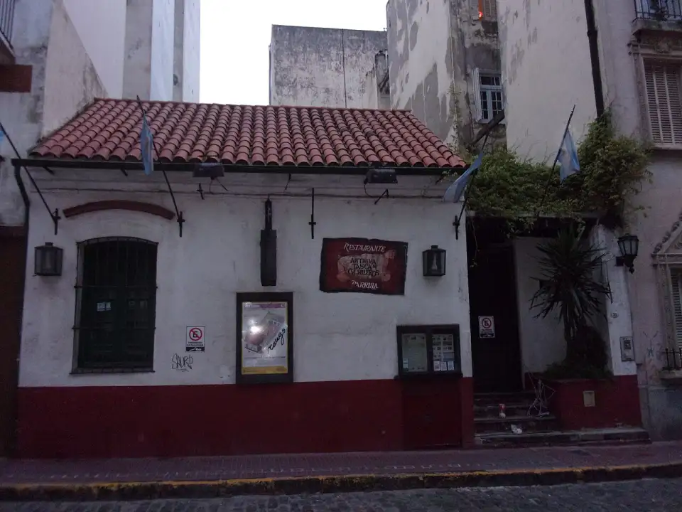 Casa colonial branca com telhado de telhas da Antigua Tasca de Cuchilleros