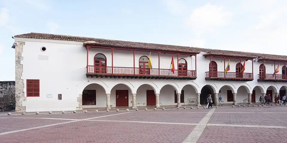 Edificio bianco porticato con balconi di legno rossi, sede del Municipio di Cartagena