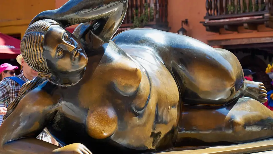 Détail de la sculpture en bronze Gertrudis, avec des zones polies par les mains