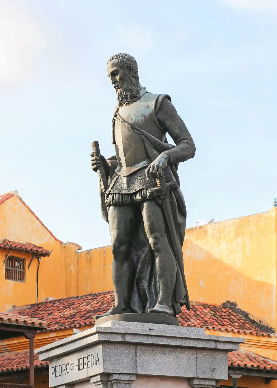 Bronze statue of Pedro de Heredia on a stone pedestal