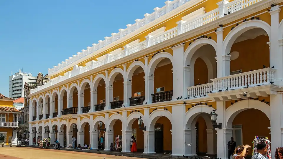 Palais de la Proclamation, aux arcs blancs et à la façade jaune, face à la place Bolívar