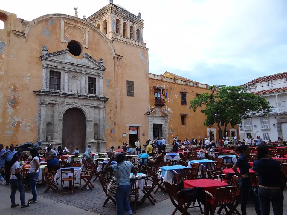 Place Saint-Dominique avec ses tables de terrasse devant l'église