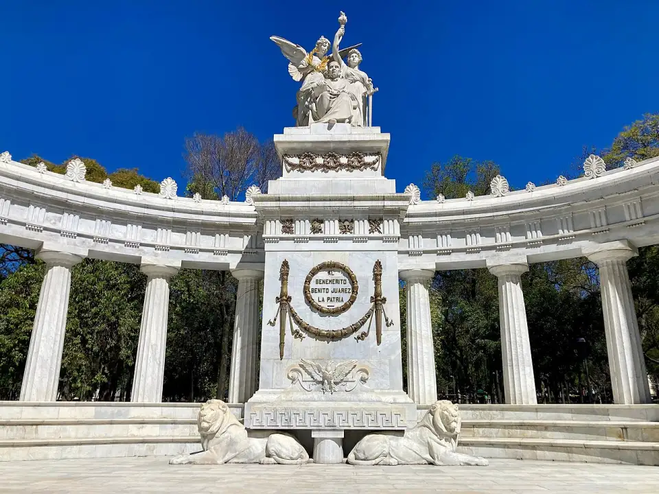 L'Hémicycle à Juárez en marbre blanc dans l'Alameda Central