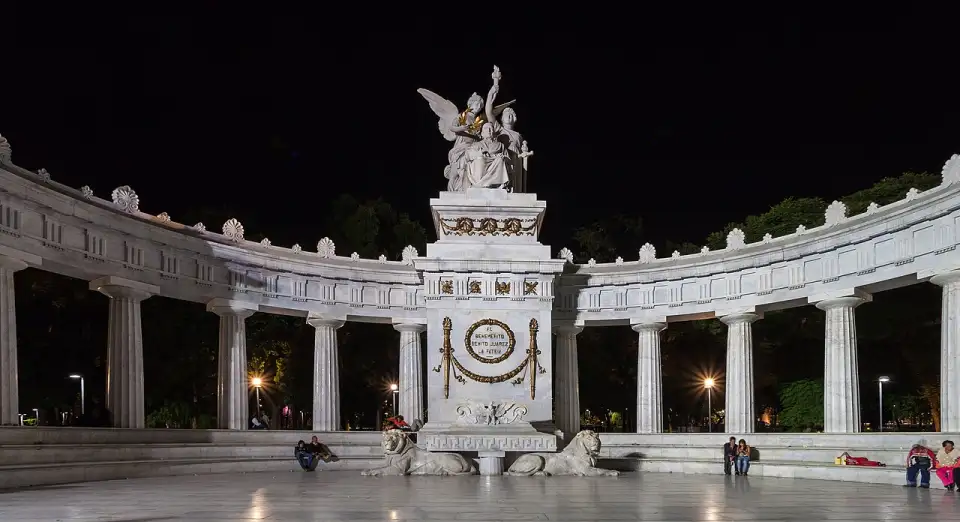 L'Hémicycle à Juárez illuminé la nuit