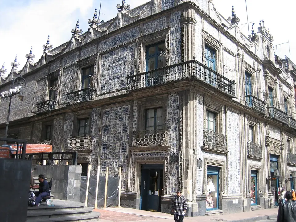 Esquina da Casa dos Azulejos, com a fachada coberta de azulejos brancos e azuis