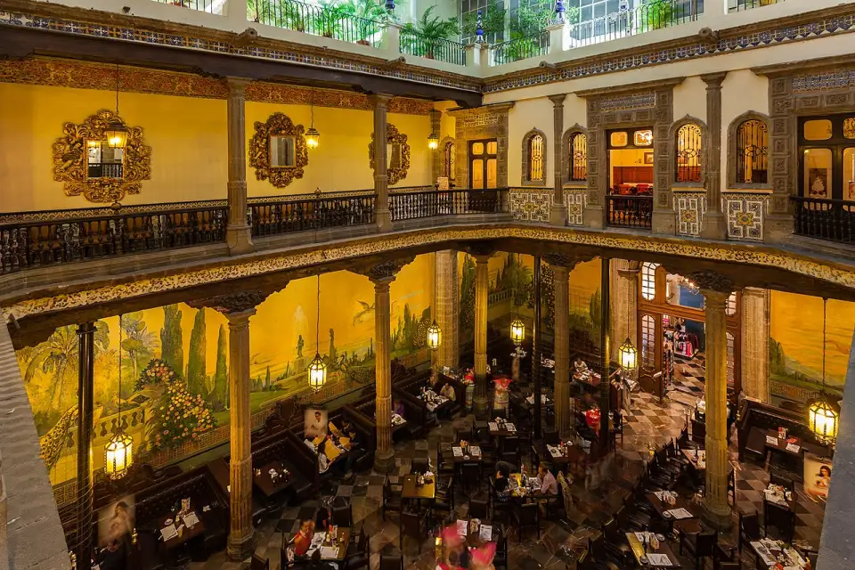 Pátio interno da Casa dos Azulejos, hoje restaurante Sanborns