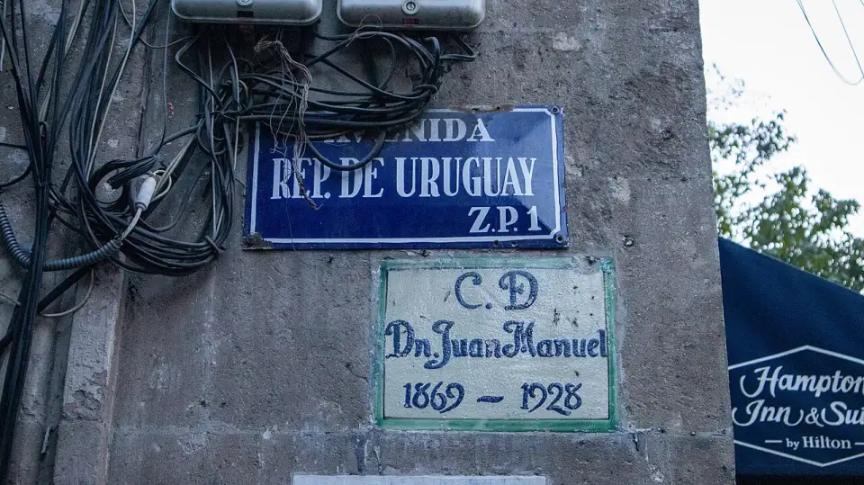 Placas de la calle República de Uruguay y de la antigua calle de Don Juan Manuel