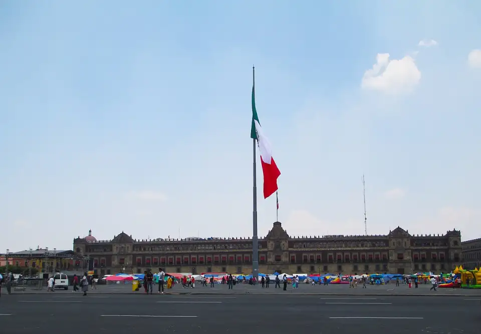 La bandera monumental del Zócalo ante la fachada del Palacio Nacional
