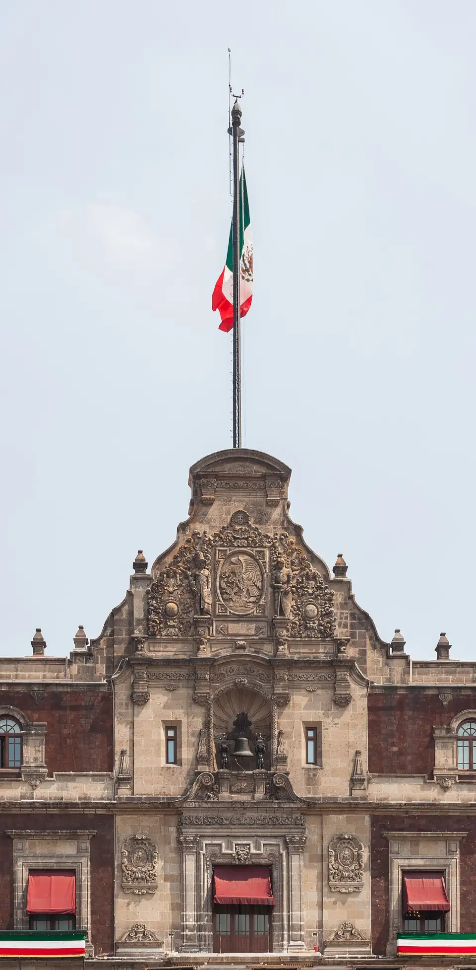 Remate central del Palacio Nacional con la campana de Dolores en su nicho