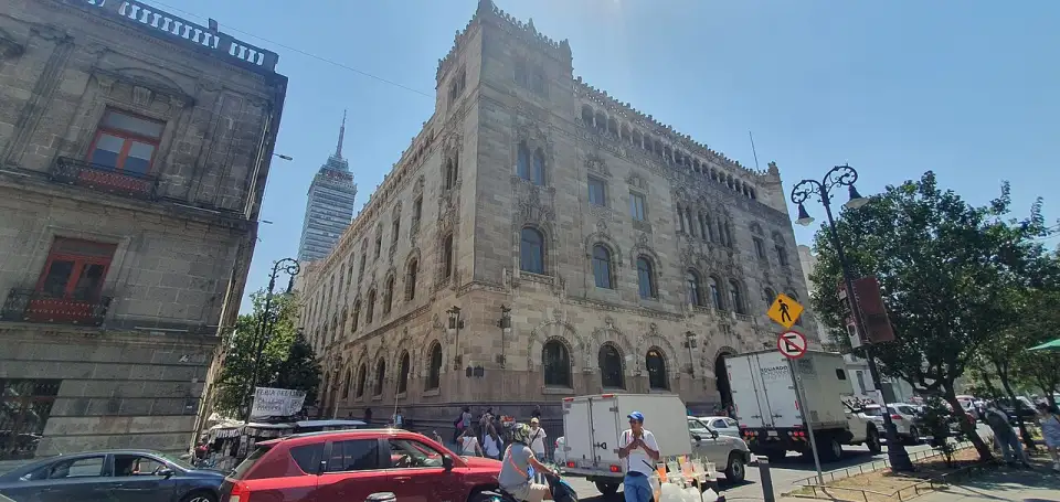 Le Palais postal à l'angle de Tacuba et de l'Eje Central, avec la Torre Latinoamericana au fond