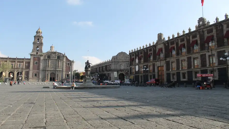 Praça de Santo Domingo com a igreja, o chafariz da Corregidora e o antigo palácio da Inquisição