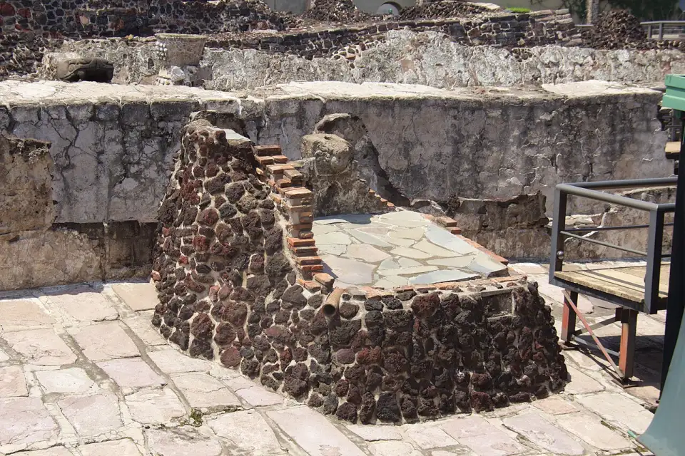 Restos de muros y plataformas de piedra volcánica en la zona arqueológica del Templo Mayor