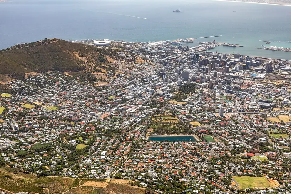 Blick vom Tafelberg auf das Zentrum von Kapstadt und die Bucht
