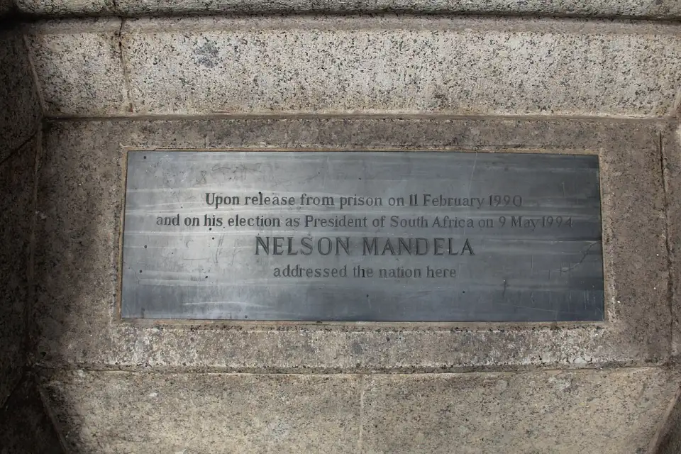 Placa que lembra os discursos de Nelson Mandela no City Hall em 1990 e 1994