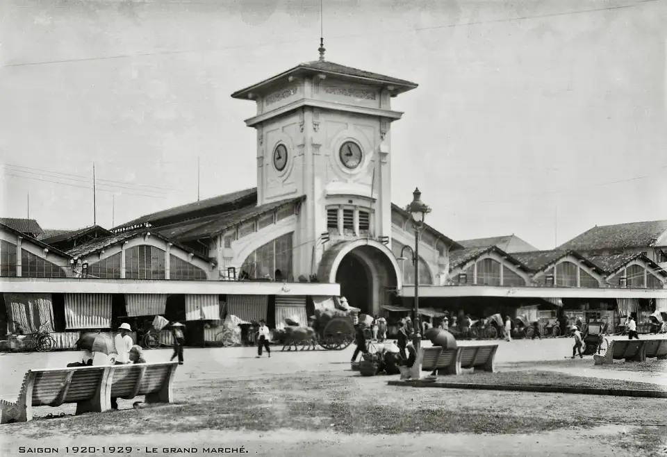Alte Fotografie des Ben-Thanh-Markts in den 1920er-Jahren mit seinem Uhrturm