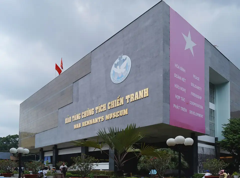 Fachada gris del Museo de los Restos de la Guerra, con su nombre en vietnamita e inglés