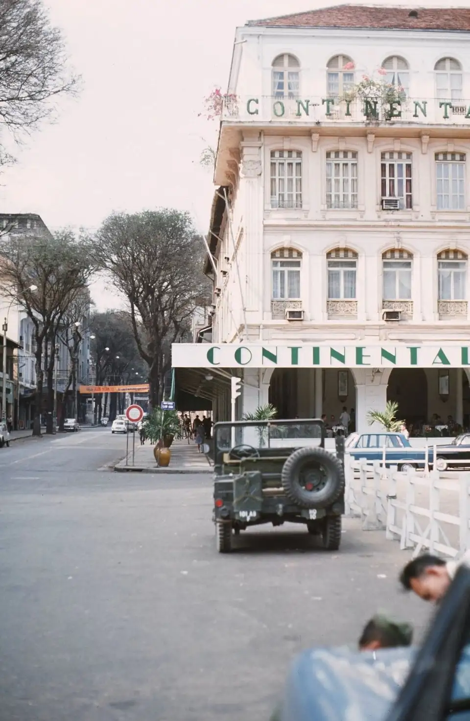 Fachada do Continental Palace em 1968, com um jipe militar estacionado na frente