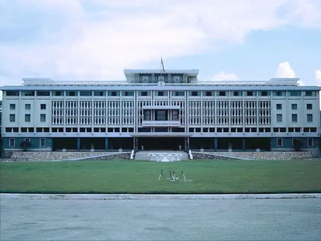 Il Palazzo dell'Indipendenza fotografato nel 1967, poco dopo l'inaugurazione