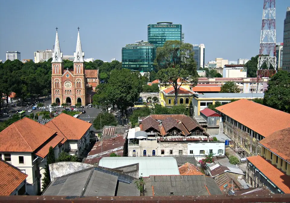 Vista do terraço do 22 Gia Long em direção à catedral de Saigon
