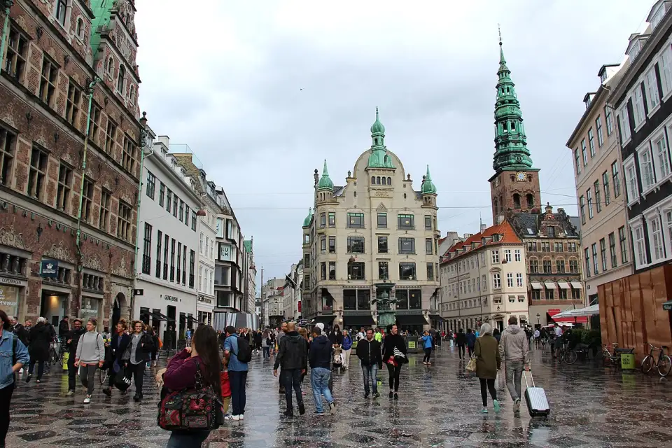 La piazza Amagertorv su Strøget, con la torre di Nikolaj sullo sfondo