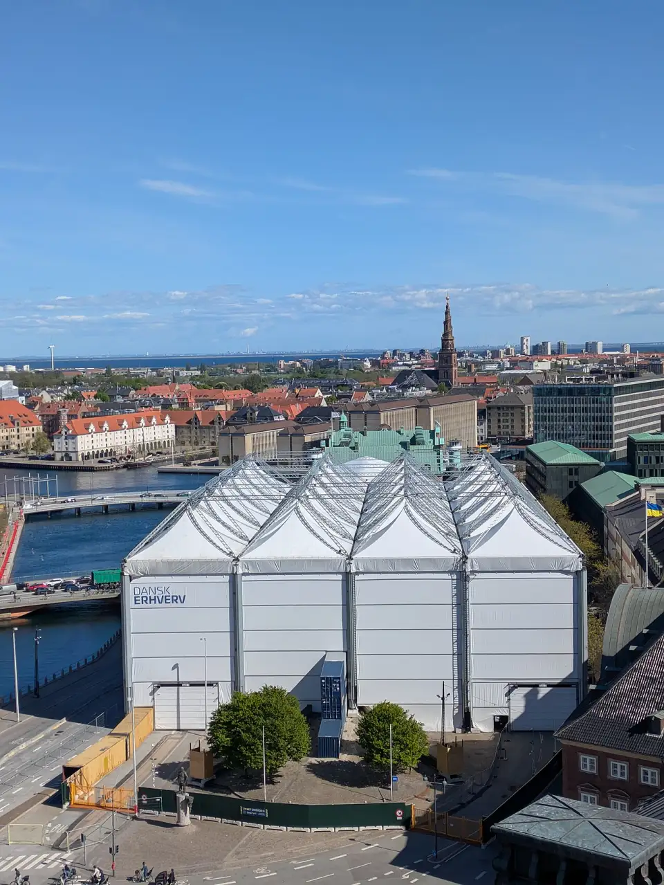 Vue en hauteur de la Børsen couverte pendant sa reconstruction