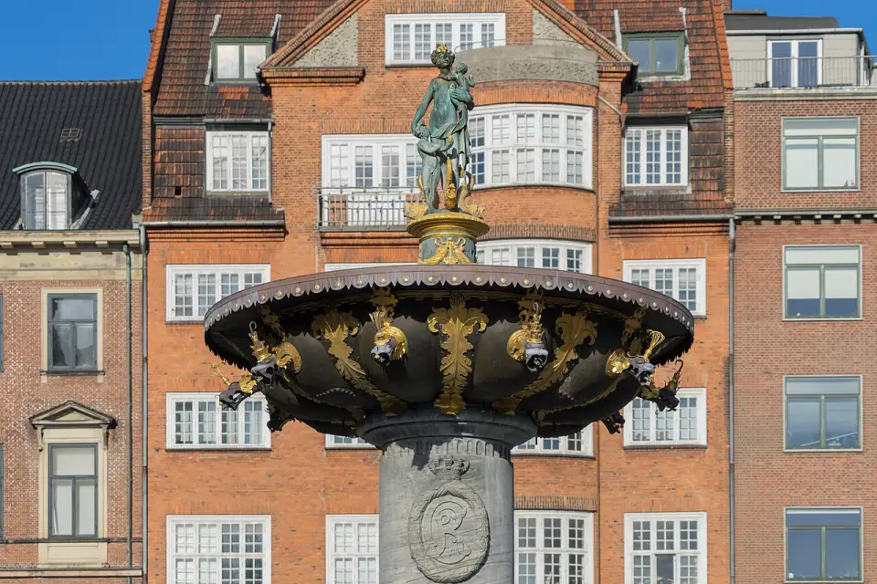 Dettaglio della Fontana della Carità, con la figura della Carità e la vasca dorata