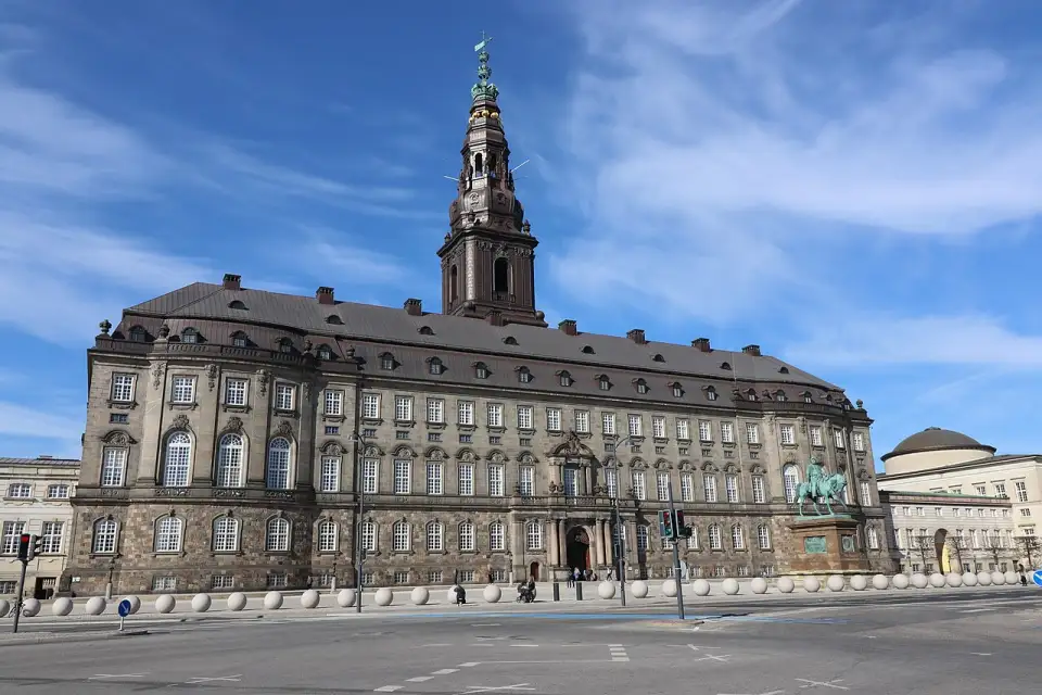 Fassade von Schloss Christiansborg mit seinem Turm, vom Schlossplatz aus gesehen