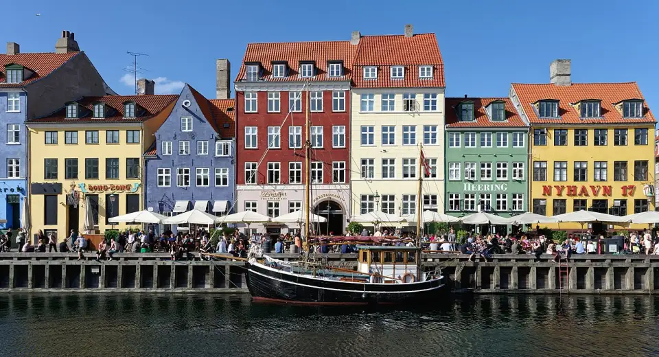 Bunte Häuser und Segelschiffe am Nyhavn-Kanal in Kopenhagen