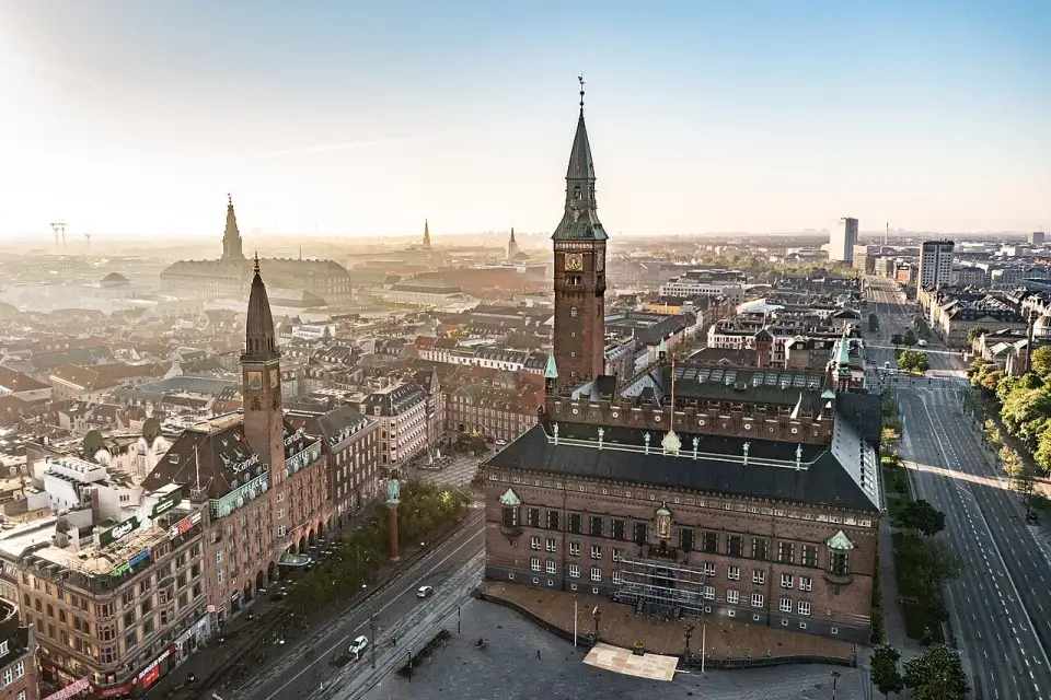 Vue aérienne de la place de l’hôtel de ville et du centre de Copenhague