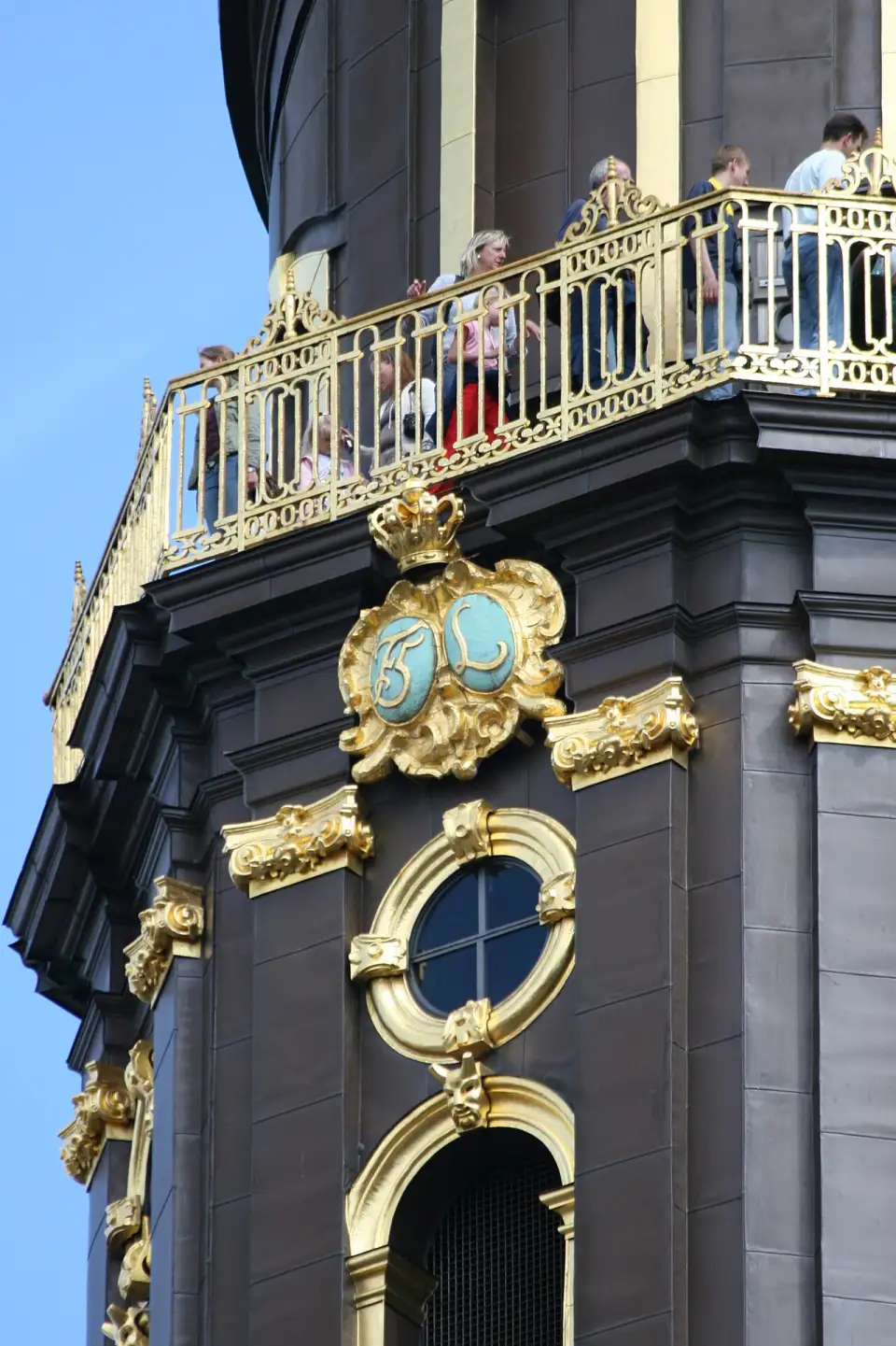Dettaglio dorato della guglia della chiesa del Nostro Salvatore con la ringhiera della scala