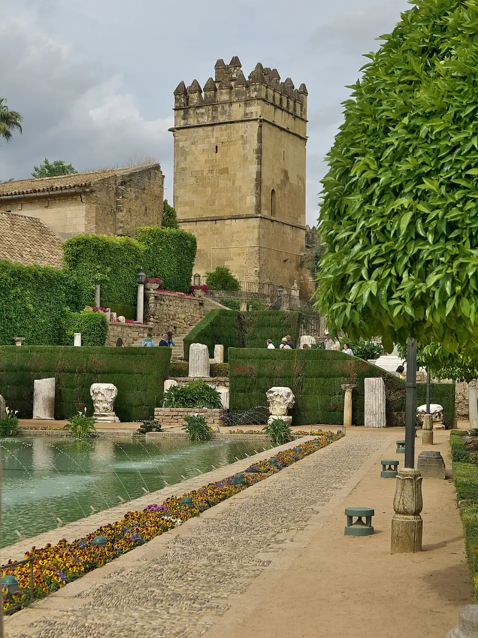 I giardini dell’Alcázar con lunghe vasche, siepi, cipressi e la Torre del Homenaje sullo sfondo