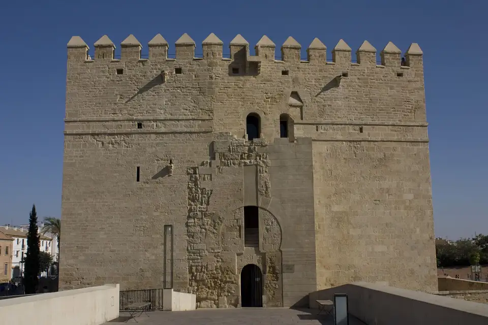 The Calahorra Tower, a crenellated stone fortress at the end of the Roman Bridge