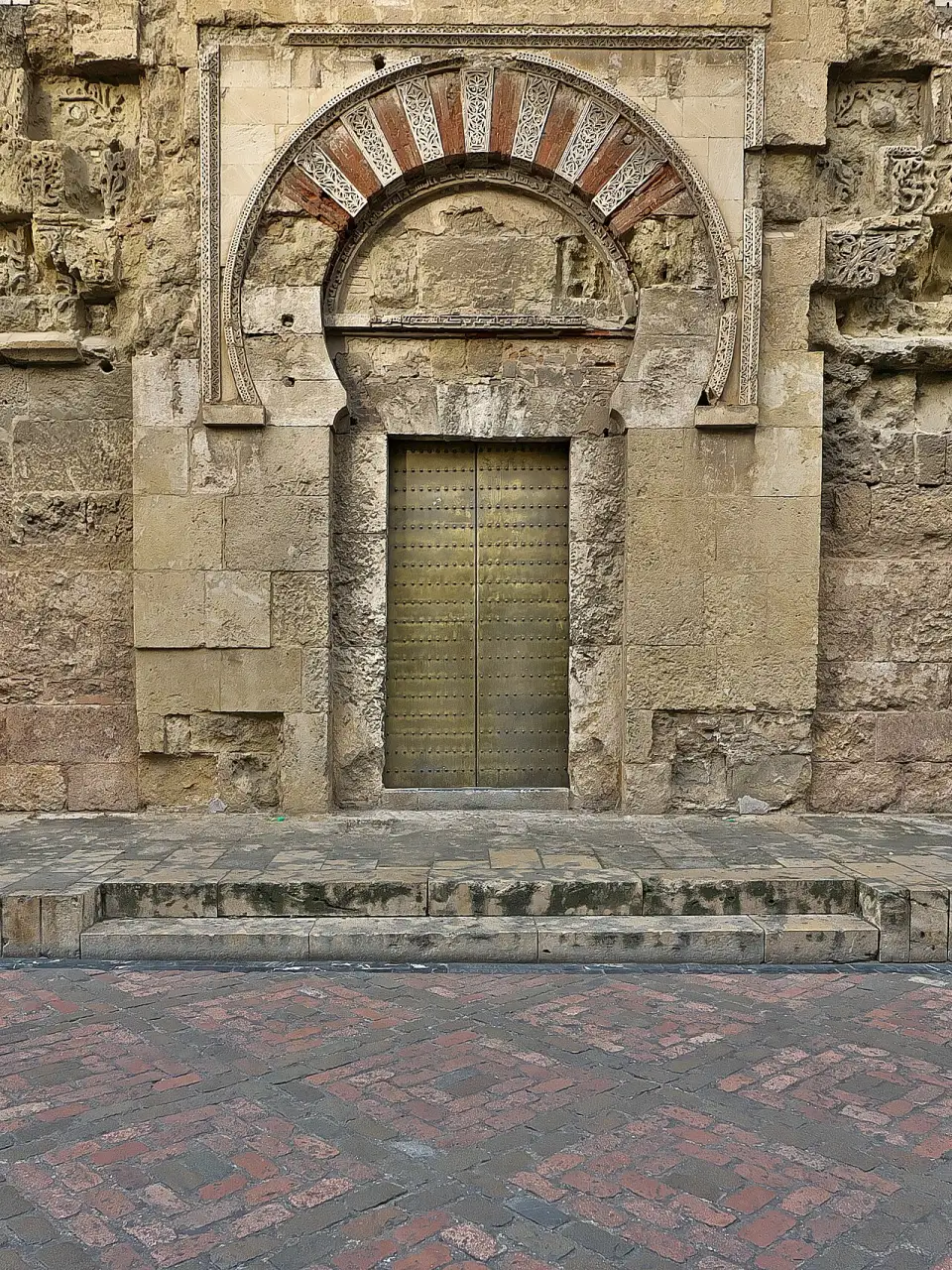 Porte Saint-Étienne sur la façade ouest de la Mosquée, avec un arc outrepassé aux claveaux alternés rouges et blancs
