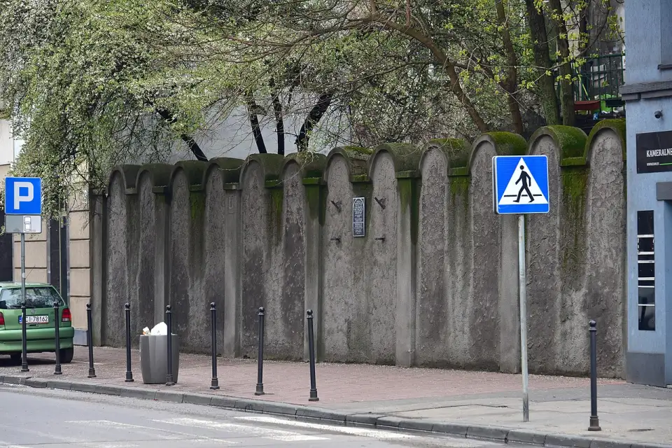 Trecho do muro do gueto na rua Lwowska com placa comemorativa
