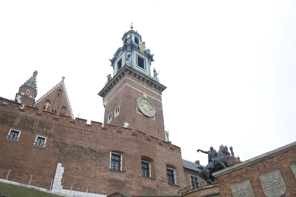 Uhrturm der Kathedrale und Reiterstandbild Kościuszkos auf dem Wawel