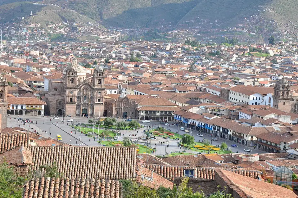 Blick auf Cusco mit der Plaza de Armas, La Compañía und der Kathedrale vom Hügel Qolqampata