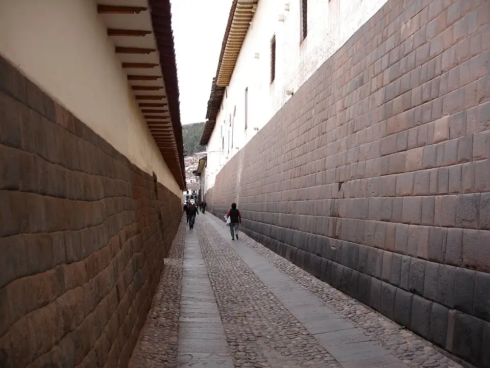 Rua Loreto, em Cusco, entre dois altos muros de pedra inca