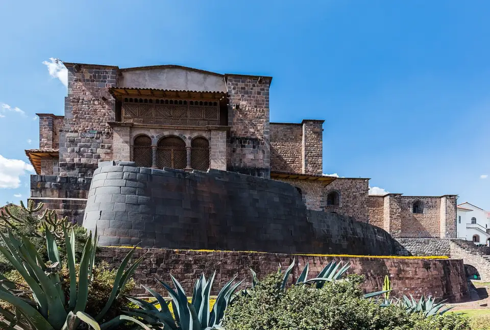 Mur inca incurvé du Qorikancha sous l'église Santo Domingo